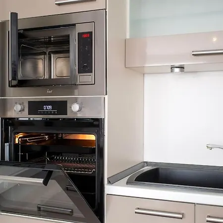 Modern Worker - 3 Bedrooms - 7 Single Beds アパート