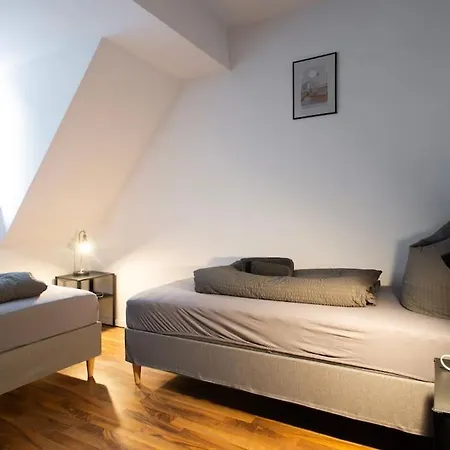 Modern Worker - 3 Bedrooms - 7 Single Beds グローナウ