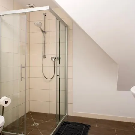 Modern Worker - 3 Bedrooms - 7 Single Beds アパート