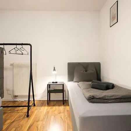 Modern Worker - 3 Bedrooms - 7 Single Beds